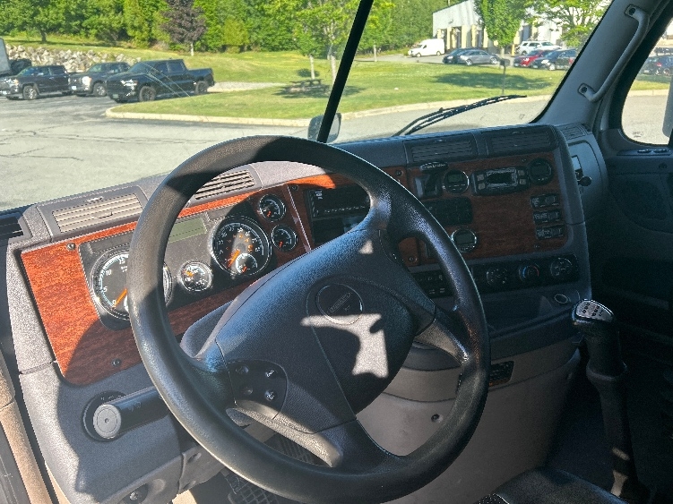 2018 Freightliner Cascadia in Fitchburg, MA — photo 10