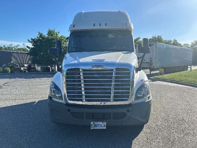 2018 Freightliner Cascadia in Fitchburg, MA — photo 2