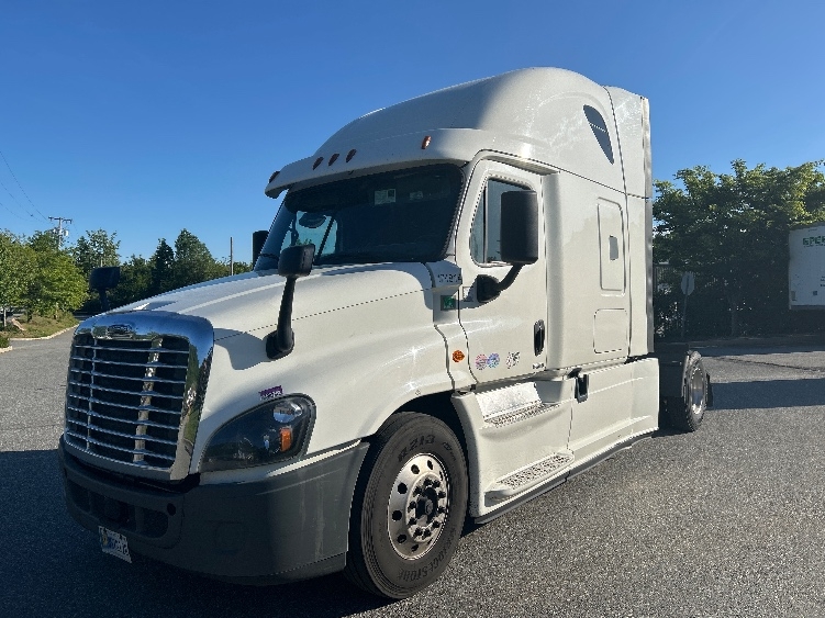 2018 Freightliner Cascadia in Fitchburg, MA — photo 3