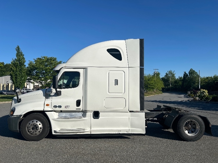 2018 Freightliner Cascadia in Fitchburg, MA — photo 4