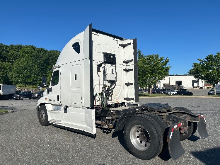 2018 Freightliner Cascadia in Fitchburg, MA — photo 5