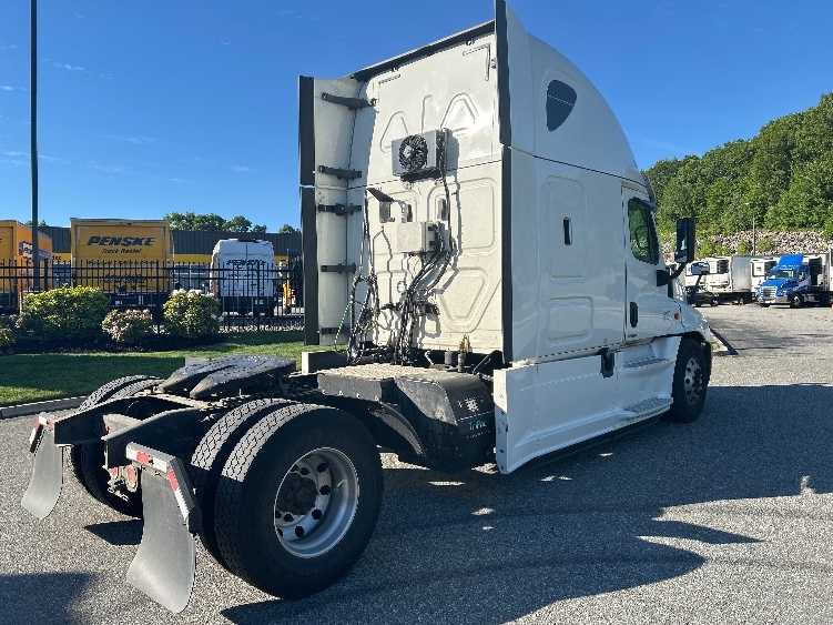 2018 Freightliner Cascadia in Fitchburg, MA — photo 7