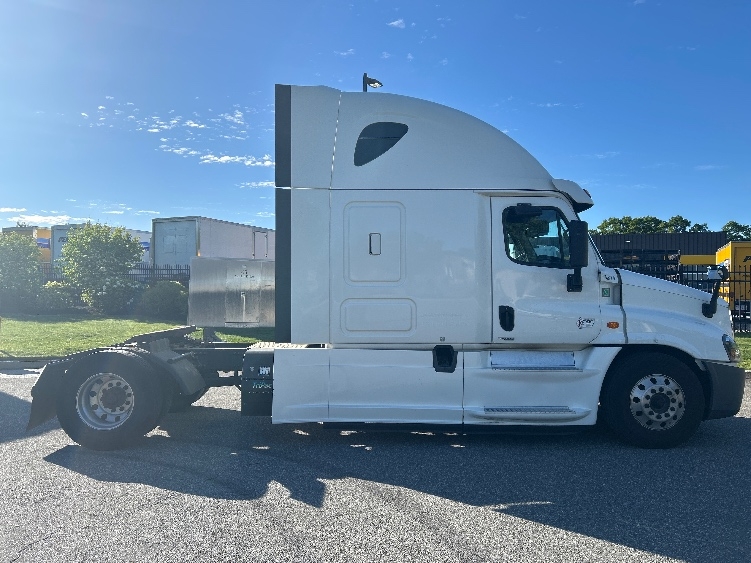 2018 Freightliner Cascadia in Fitchburg, MA — photo 8
