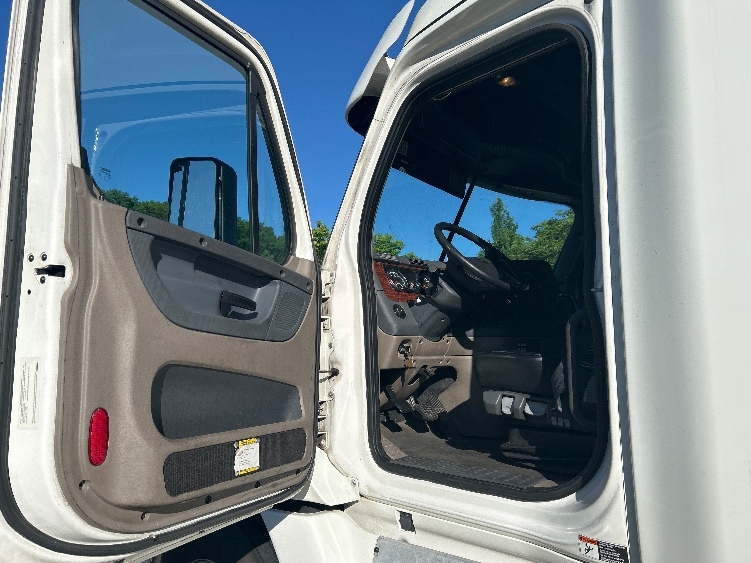 2018 Freightliner Cascadia in Fitchburg, MA — photo 9