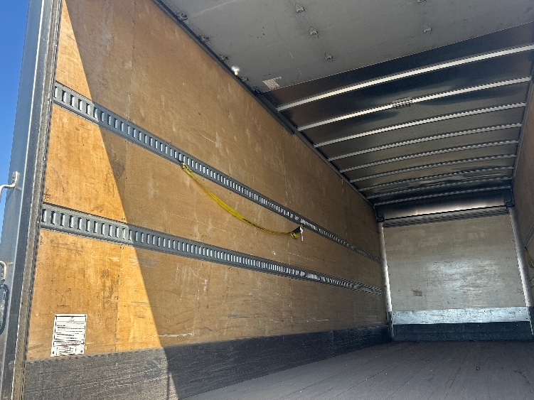 2018 Hino 268 in Akron, OH — photo 10