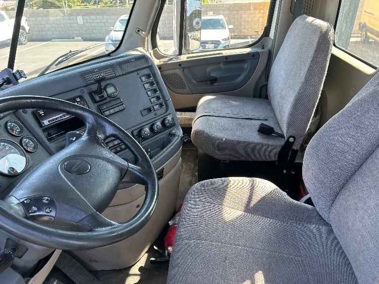 2018 Freightliner Cascadia in Fontana, CA — photo 10