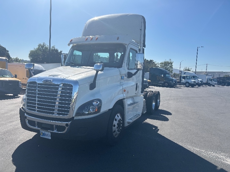 2018 Freightliner Cascadia in Fontana, CA — photo 3