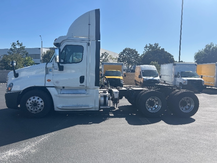 2018 Freightliner Cascadia in Fontana, CA — photo 4