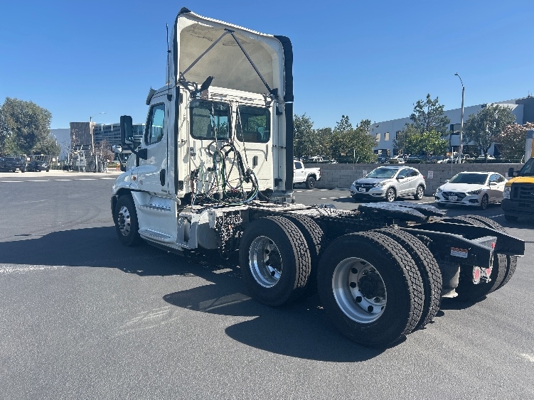 2018 Freightliner Cascadia in Fontana, CA — photo 5