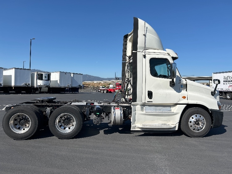 2018 Freightliner Cascadia in Fontana, CA — photo 8