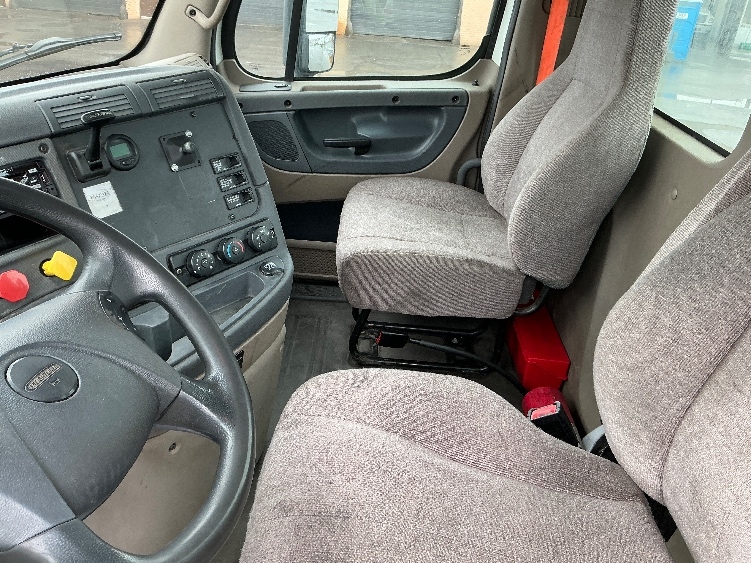 2018 Freightliner Cascadia in Wilkes Barre, PA — photo 10