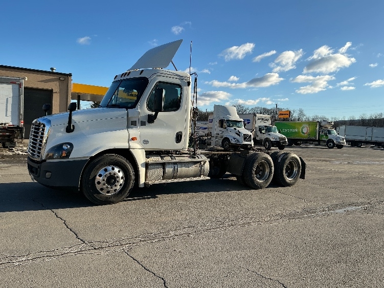 2018 Freightliner Cascadia in Wilkes Barre, PA — photo 3