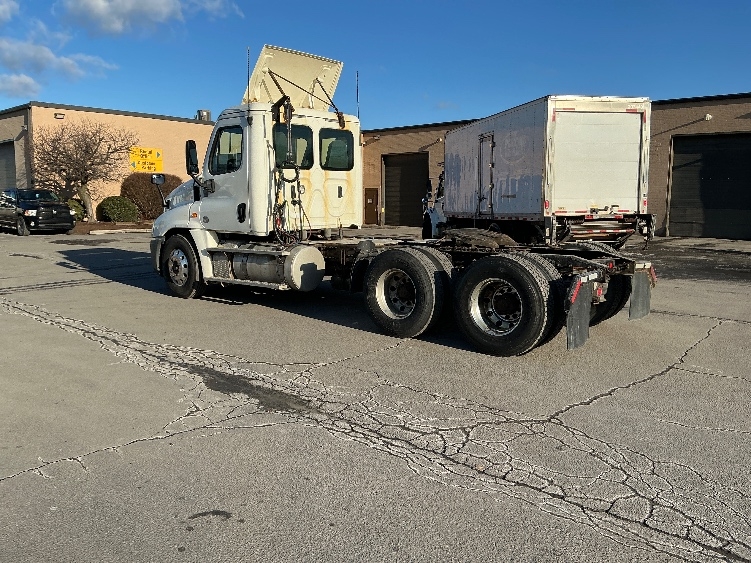2018 Freightliner Cascadia in Wilkes Barre, PA — photo 5