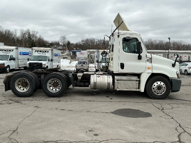 2018 Freightliner Cascadia in Wilkes Barre, PA — photo 8
