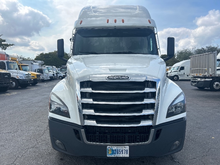 2023 Freightliner Cascadia in Riviera Beach, FL — photo 2