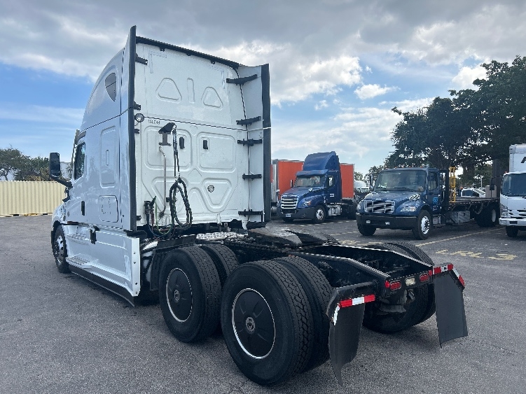 2023 Freightliner Cascadia in Riviera Beach, FL — photo 5