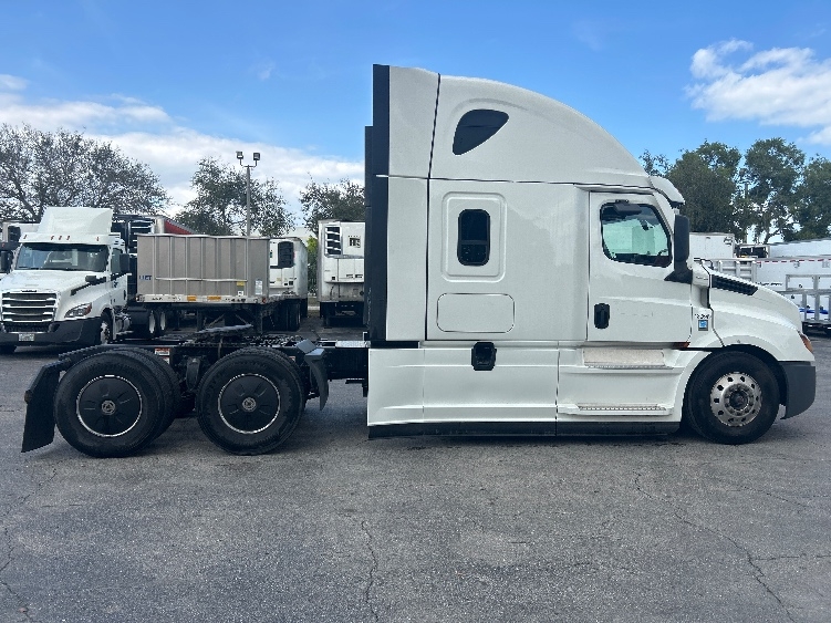 2023 Freightliner Cascadia in Riviera Beach, FL — photo 8