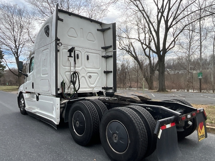 2023 Freightliner Cascadia in Reading, PA — photo 5