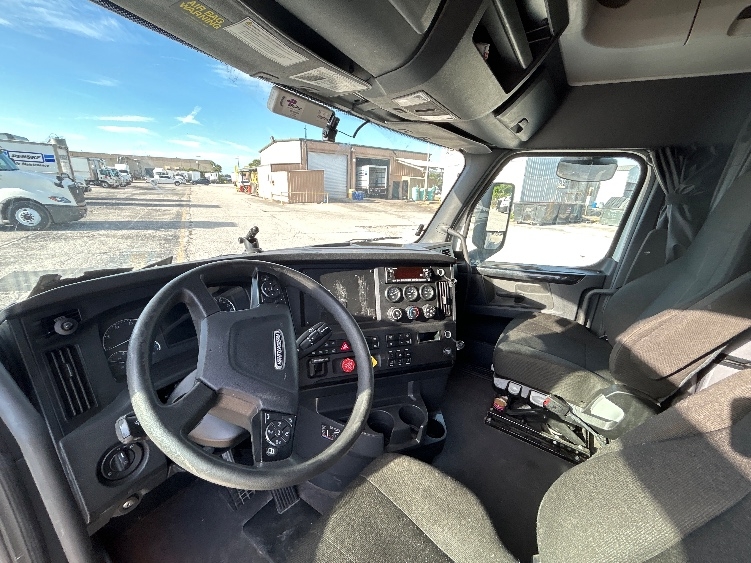 2023 Freightliner Cascadia in Plant City, FL — photo 10