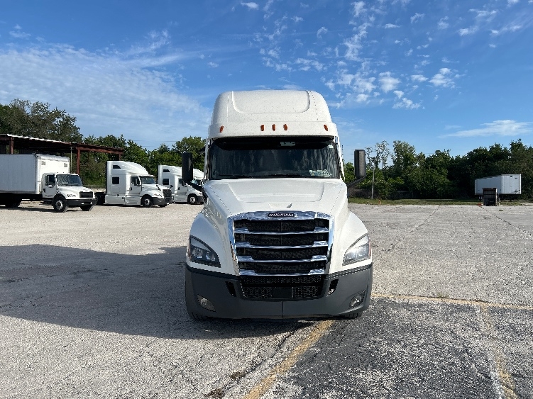 2023 Freightliner Cascadia in Plant City, FL — photo 2
