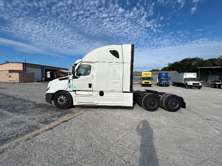 2023 Freightliner Cascadia in Plant City, FL — photo 4