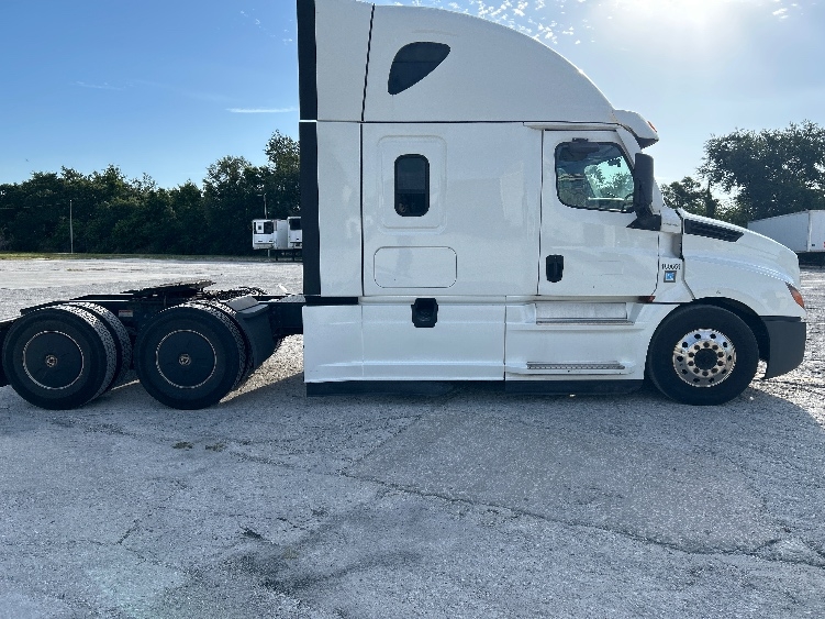 2023 Freightliner Cascadia in Plant City, FL — photo 8