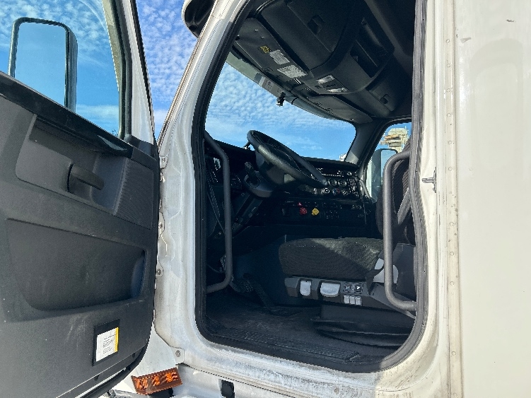 2023 Freightliner Cascadia in Plant City, FL — photo 9