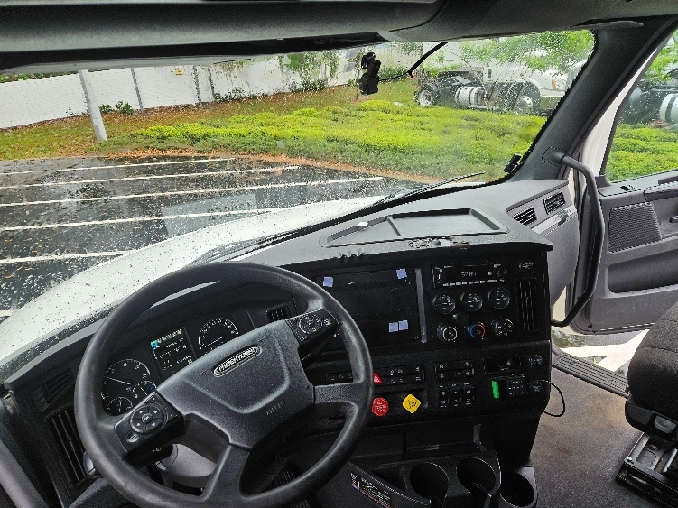 2023 Freightliner Cascadia in Tampa, FL — photo 10