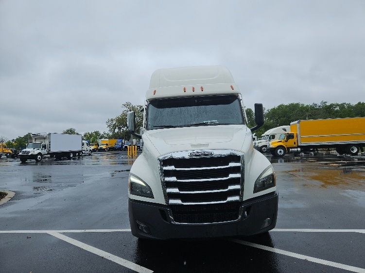2023 Freightliner Cascadia in Tampa, FL — photo 2