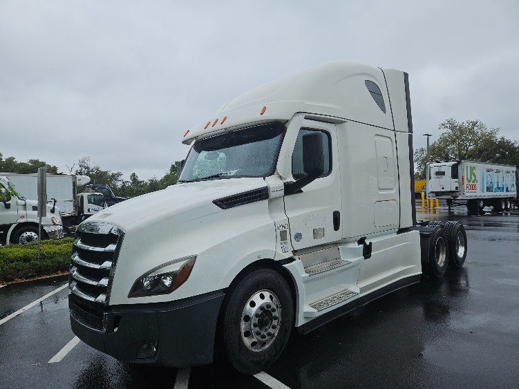 2023 Freightliner Cascadia in Tampa, FL — photo 3