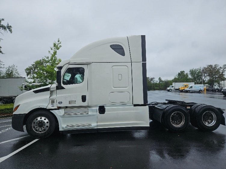 2023 Freightliner Cascadia in Tampa, FL — photo 4