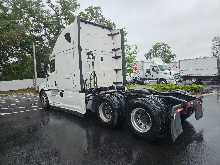 2023 Freightliner Cascadia in Tampa, FL — photo 5