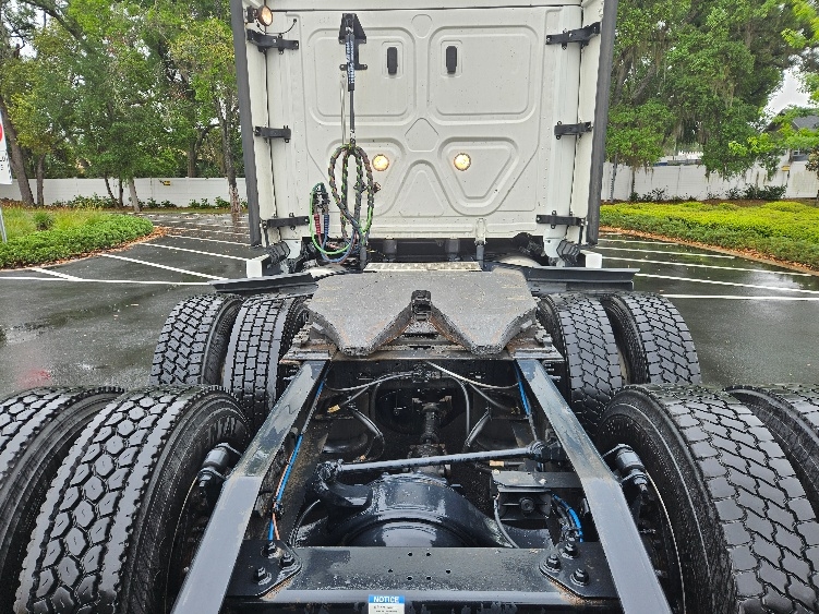 2023 Freightliner Cascadia in Tampa, FL — photo 6