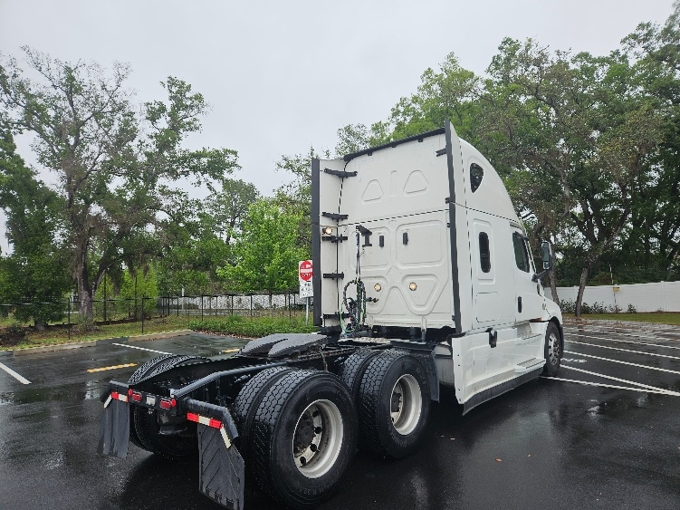 2023 Freightliner Cascadia in Tampa, FL — photo 7