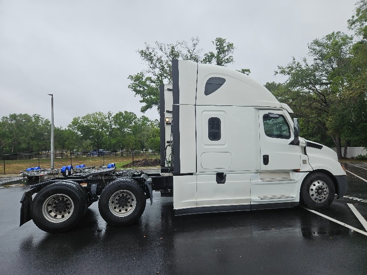 2023 Freightliner Cascadia in Tampa, FL — photo 8
