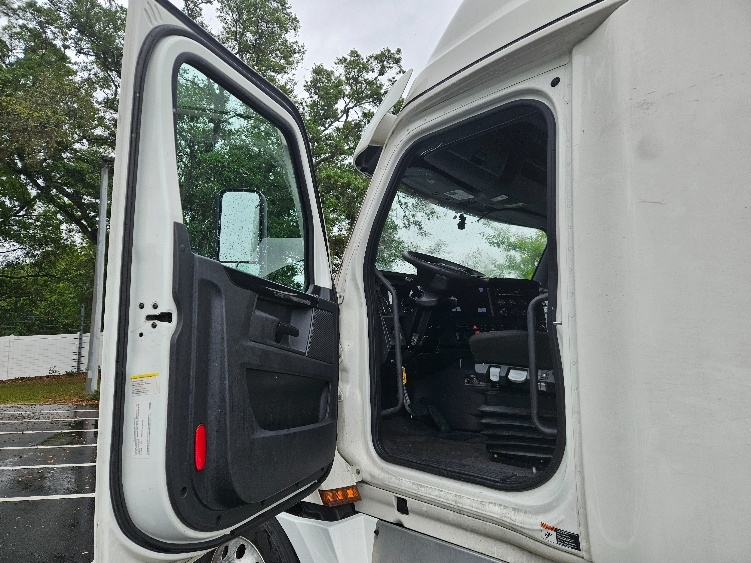2023 Freightliner Cascadia in Tampa, FL — photo 9