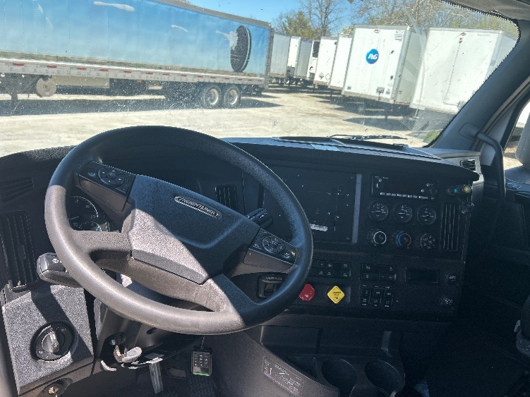2023 Freightliner Cascadia in Reading, PA — photo 10