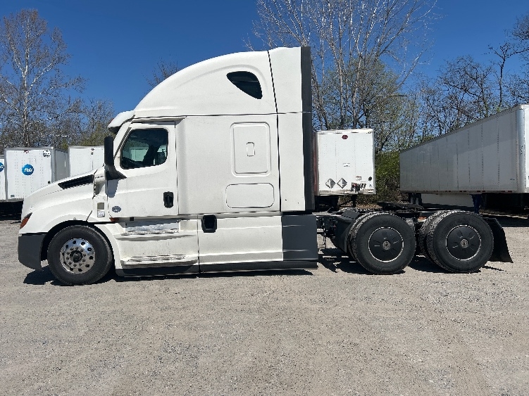 2023 Freightliner Cascadia in Reading, PA — photo 4