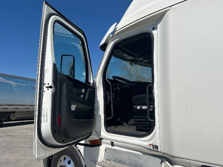 2023 Freightliner Cascadia in Reading, PA — photo 9