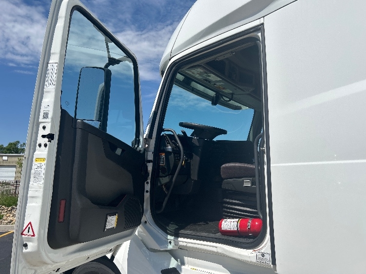 2023 Volvo VNL 760 in Cookeville, TN — photo 9