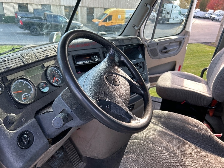 2017 Freightliner Cascadia in Harrisburg, PA — photo 10