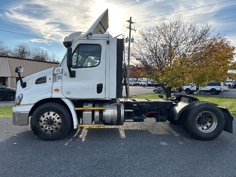 2017 Freightliner Cascadia in Harrisburg, PA — photo 4