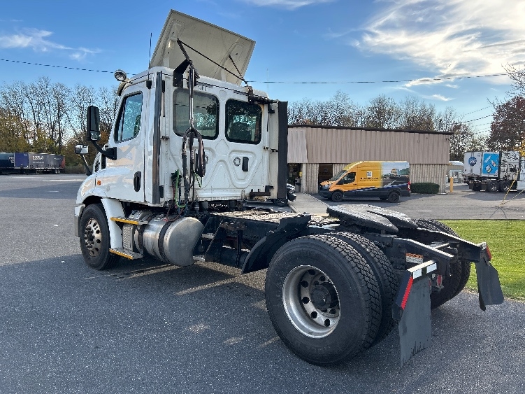 2017 Freightliner Cascadia in Harrisburg, PA — photo 5