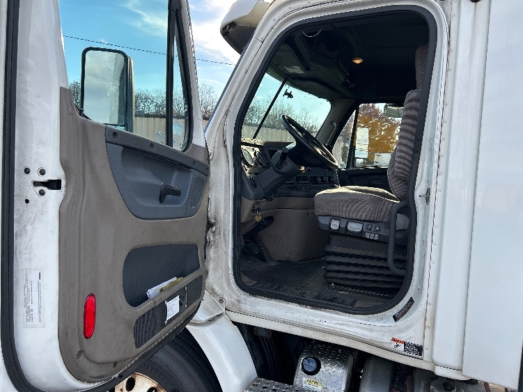 2017 Freightliner Cascadia in Harrisburg, PA — photo 9