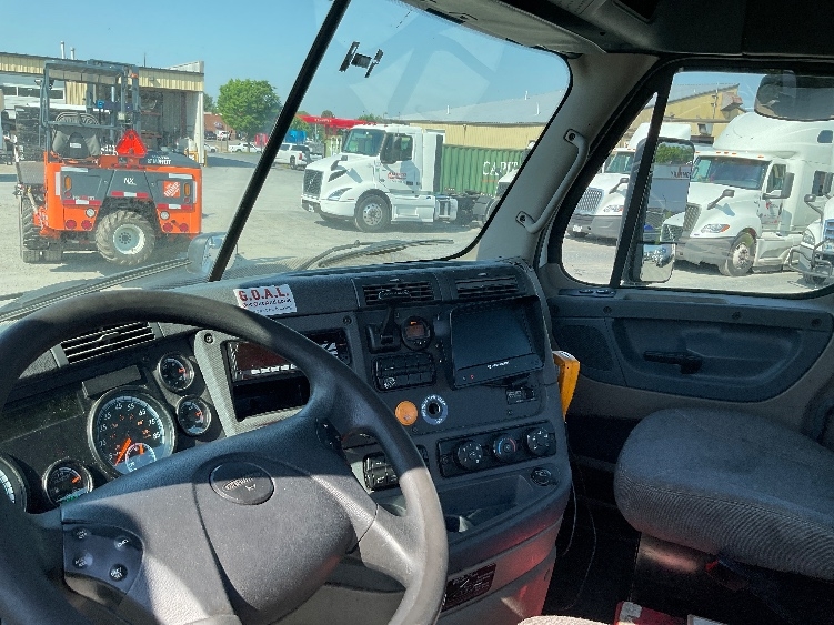2017 Freightliner Cascadia in Harrisburg, PA — photo 10