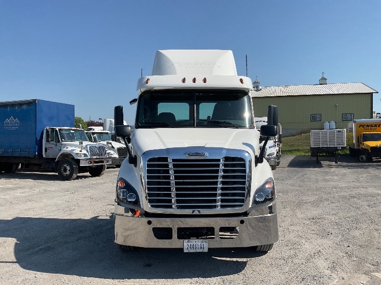 2017 Freightliner Cascadia in Harrisburg, PA — photo 2