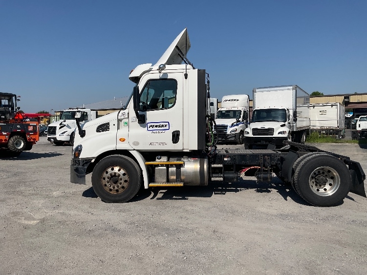2017 Freightliner Cascadia in Harrisburg, PA — photo 4