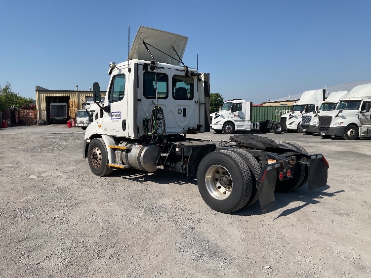 2017 Freightliner Cascadia in Harrisburg, PA — photo 5