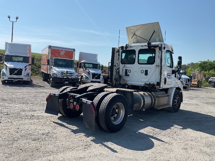 2017 Freightliner Cascadia in Harrisburg, PA — photo 7