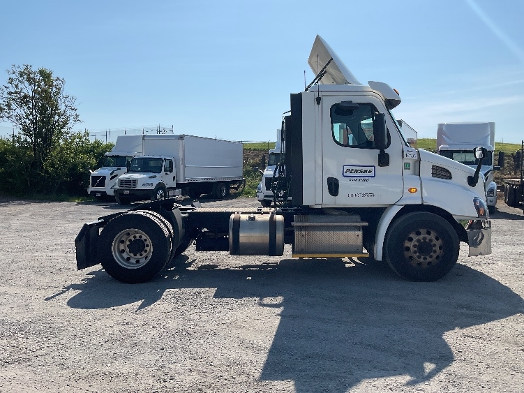 2017 Freightliner Cascadia in Harrisburg, PA — photo 8